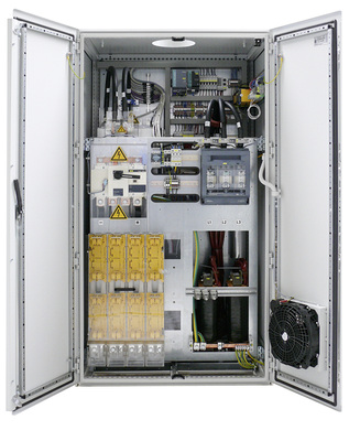 



Anschlusseinheit des Großwechselrichters PV Master II von LTI. Unten rechts sind die schweren Drosselspulen erkennbar. In der Schranktür sieht man den Ventilator für die Gerätekühlung.
