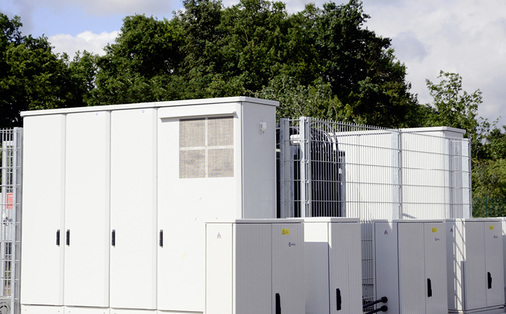 



Anschlussstation für große Solarparks, von Belectric aus Franken entwickelt. Die Sonnenkraftwerke speisen meist mit AC-Mittelspannung (bis 20 Kilovolt) ein.
