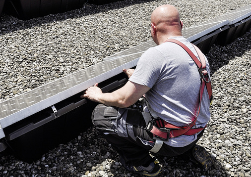 
Die für den Praxischeck mit Sunsniffer nachgerüstete Anlage wurde bereits 2007 errichtet. Die Aufständerung erfolgte mit Wannen. Um die Retrofitdosen installieren zu können, mussten die Module von den Wannen abgeschraubt werden.


