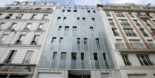 
Solarfassade im Gebäudebestand: Dieser Neubau passt sich optisch gut in das Ensembleälterer Mehrgeschosser ein. Dadurch entsteht eine durchgehende, geschlossene Front.



