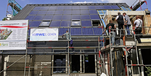 <p>
Montage der Solaranlage auf dem sanierten Dach des Wohnhauses der Familie Kewitsch aus Bottrop. Mittlerweile sind die Bauarbeiten und Installationen abgeschlossen. Belastbare Betriebsdaten liegen vor.
</p>

<p>
</p> - © Foto: RWE/Ralph Lueger

