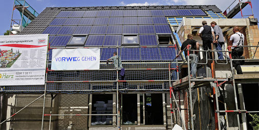 
Montage der Solaranlage auf dem sanierten Dach des Wohnhauses der Familie Kewitsch aus Bottrop. Mittlerweile sind die Bauarbeiten und Installationen abgeschlossen. Belastbare Betriebsdaten liegen vor.



