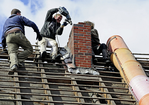 <p>
</p>

<p>
Die Sanierung des Kamins oder sein Abriss sollten erfolgen, bevor das Dach neu eingedeckt und mitSolarmodulen belegt wird.
</p> - © Foto: Ralph Lueger/RWE

