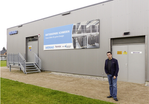 



Batteriespeicher auf der grünen Wiese: Die Lithium-Ionen-Akkus bieten immerhin fünf Megawatt Leistung. Im Vordergrund steht Jost Broichmann.
