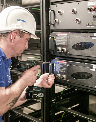 



Ein Techniker der Wemag bei der Arbeit. Im September 2013 begann der Bau der Speicherhalle. 
