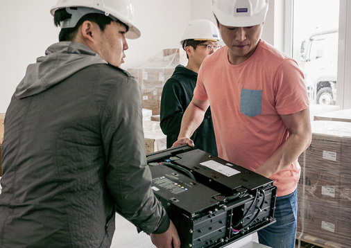 



Extra eingeflogen: Drei Mitarbeiter des koreanischen Samsung-Konzerns helfen beim Einbau der Akkus.
