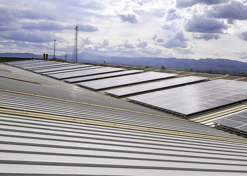 



Dachanlage mit 500 Kilowatt: Sie wurde von Enerparc, dem Gestellproduzenten Mounting Systems und Else Enerji aus Ankara in der Nähe der türkischen Hauptstadt installiert.

