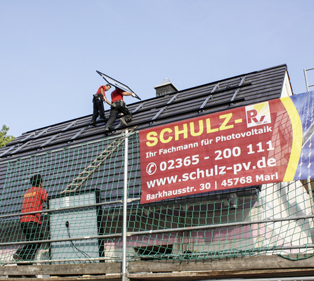 
Neubauten treiben die Nachfrage: Für viele Bauherren gehört die Solaranlage mittlerweile dazu, verspricht sie doch niedrige Stromkosten und Unabhängigkeit von den Energiekonzernen.



