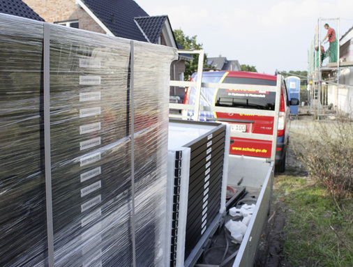 <p>
</p>

<p>
Die Dünnschichtmodule stehen bereit zur Montage an der Baustelle. Wenn die Unterkonstruktion am Dach befestigt wurde, kann die Installation beginnen.
</p> - © Foto: Heiko Schwarzburger

