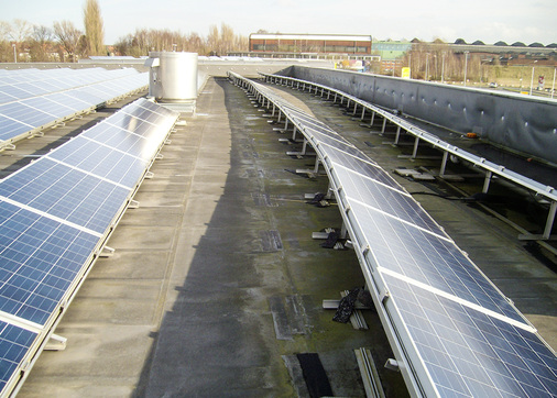 
Vom Wind stark verschobene Modulreihen. Sie waren weder aerodynamisch installiert noch ausreichendballastiert oder schubfest miteinander verbunden.



