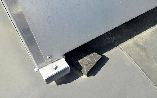 
Bei dieser Anlage führte die thermische Längenausdehnung dazu, dass sich dieBautenschutzunterlage abgelöst und verschoben hat.



