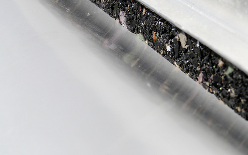 
Durch Ausdehnung direkt neben dem Bautenschutz gestauchte Foliendachbahn. Die weitere Schädigung ist absehbar.
