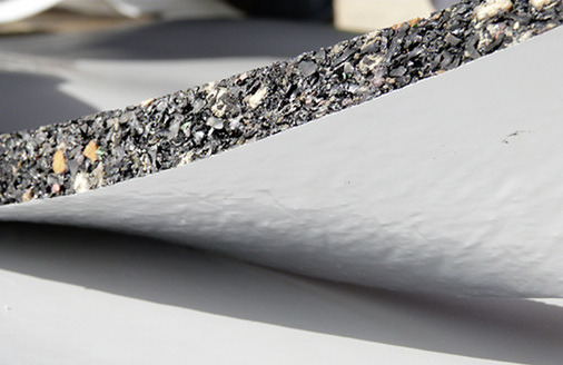 
Diese Bautenschutzmatte ist mit Aluminium kaschiert, um den Eintrag undÜbergang von Feuchte zu verhindern.
