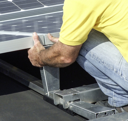 
Hakenmontage von zwei benachbarten Solarmodulen beim Ilzosurf-System.Dadurch werden thermische Spannungen minimiert.



