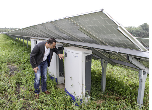 
In der Freiflächenanlage wurden die neuen Stringwechselrichter von Kaco verbaut, die jeweils 72 Kilowatt umsetzen. Parkmanager Lars Gottschling überprüft die Betriebsdaten.



