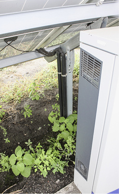 
Die Wechselrichter laufen mit Luftkühlung.



