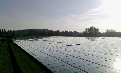 



Freiflächenanlagen dominieren den Solarmarkt im größten Land der Erde. Dachanlagen oder gar Eigenverbrauch werden erst in einigen Jahren eine Rolle spielen.
