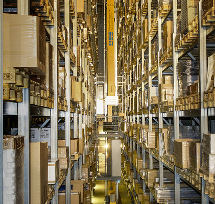 



Auslieferungslager von Obeta in Ludwigsfelde bei Berlin. Die Oskar Böttcher GmbH mit dem Handelsnamen Obeta kommt auf einen Photovoltaikanteil von ungefähr 1,5 Prozent.
