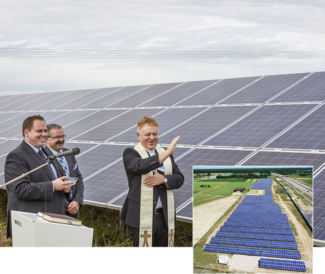 



Domdekan Andreas Möhrle segnet den kirchlichen Solarpark in Schutterwald. Wircon Wind & Solar hat die Anlage mit 7.500 Modulen installiert.
