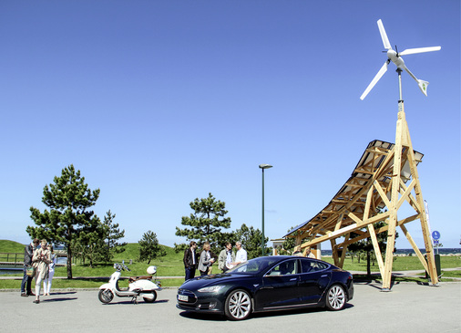 



Die Giraffe zeigt: Eine Kleinwindturbine und eine Photovoltaikanlage können sich nicht nur bei der Stromerzeugung gut ergänzen.
