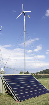 
Im Doppelpack: Wind und Sonnengenerator arbeiten zusammen.


