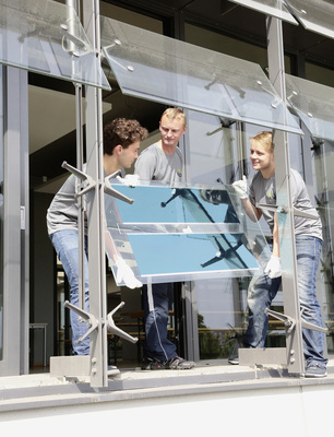 
Der Dresdner Hersteller Heliatek hat sich sein Referenzobjekt an die eigene Fassade gebaut. Die semi-transparenten Solarfolien sind zwischen zwei Glasscheiben laminiert.



