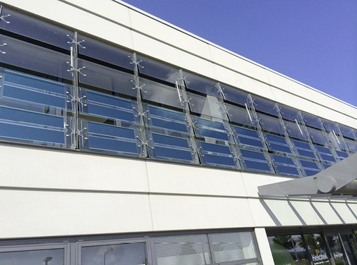 
Mit der blaugrünen Farbe spricht Heliatek die Anbieter von Glasfassaden an. Die Farbe trifft den Mainstream. Denn sie wird ohnehin schon meist für getönte Fenster verwendet.



