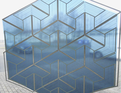 
Die sechseckigen Solarfolien von Belectric OPV werden auf der Weltausstellung zwischen Mai und Oktober dieses Jahres zu sehen sein. Sie sind die Blätter der stilisierten Pflanzen, die aus der Oberfläche des deutschen Pavillons in Mailand wachsen. 



