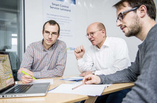 
Diskussion erlaubt: Smartblue-Chef Günter Seel (Mitte) in einer Besprechung mit zwei Mitarbeitern.



