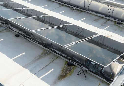 



Die Linienauflager haben die Dämmschicht auf dem Dach eingedrückt. Zudem bildeten sich Pfützen und Algen.
