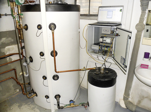 



Während der Montage im Heizungskeller: Der Pufferspeicher wird durch eine Hydraulikbox erweitert,um kurzfrisitig hohen Warmwasserbedarf zu decken.
