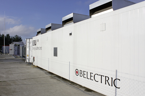 



Die Energy Buffer Unit (EBU) von Belectric wird per Tieflader und Kran komplett im Container angeliefert. Das System ist standardisiert und kann überall installiert werden, wo große Batterien den Netzbetrieb wirtschaftlich unterstützen.
