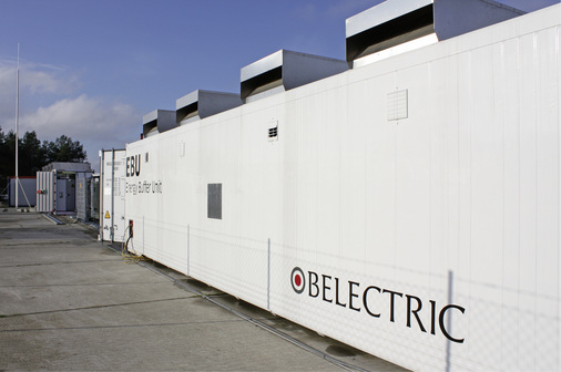 <p>
</p>

<p>
Die Energy Buffer Unit (EBU) von Belectric wird per Tieflader und Kran komplett im Container angeliefert. Das System ist standardisiert und kann überall installiert werden, wo große Batterien den Netzbetrieb wirtschaftlich unterstützen.
</p> - © Fotos: Heiko Schwarzburger

