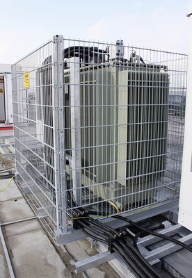 
Anschlusstrafo zur galvanischen Trennung derBatterien vom Stromnetz. In Alt Daber sind beideEBU-Container an diesen Großtransformatorangeschlossen.
