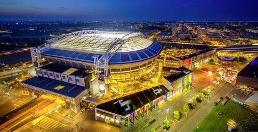 



Auf dem Dach der Amsterdam Arena installierte Oskomera Solar Power Solutions eine Anlage mit 1,12 Megawatt Leistung. Die Herausforderung im Engineering lag dabei unter anderem in der unterschiedlichen Ausrichtung der Module.
