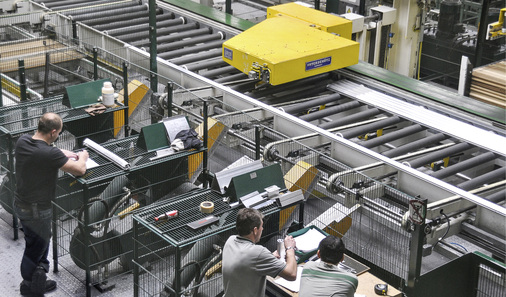 



Profile und Gestellteile stammen aus dem Strangpresswerk. Ein Aluminiumbolzen wird erwärmt und unter hohem Druck durch das jeweilige Formwerkzeug für das fertige Aluminiumprofil gepresst. Danach wird das Werkstück auf entsprechende Länge geschnitten.
