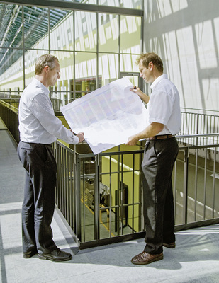 



Ludwig Schletter (links), der Sohn des Firmengründers, steht inzwischen schon seit vielen Jahren an der Spitze des Unternehmens. Die Solarsparte wird von Hans Urban (rechts) geleitet.
