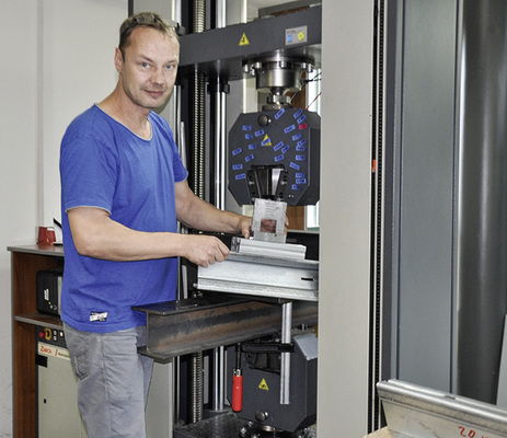 



Alle Produkte werden von Statikern auf Herz und Nieren geprüft. Im Labor werden Zugversuche durchgeführt, um statische Nachweise zu erbringen.
