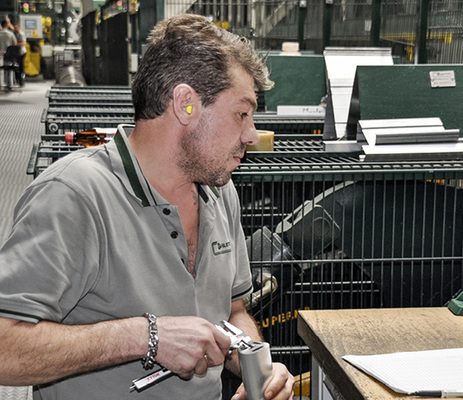 



Auch in der laufenden Fertigung gehören umfangreiche Qualitätskontrollen dazu.
