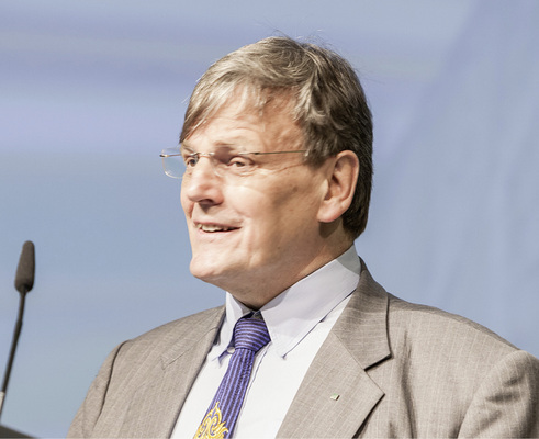 
Professor Eicke Weber ist unter anderem Vorsitzender des Programmkomitees der Energy Storage Europe. Zudem leitet er des Fraunhofer ISE in Freiburg.



