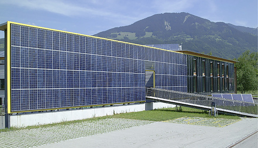 
Solarfassade eines Bürogebäudes im österreichischen Satteins/Vorarlberg. Sie gehört zum Ensembledes Energieparks West und leistet 17 Kilowatt.



