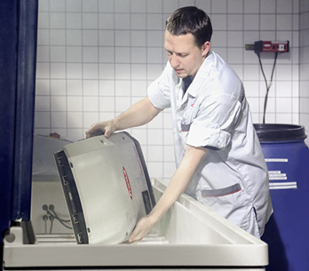 
Salznebeltest eines Wechselrichters im Prüfzentrum von Fronius in Sattledt.




