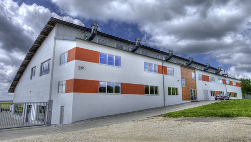 
Auf der Rückseite des Gebäudes geben sechs Ventilatoren die Abluft ab. Der Eisspeicher liegt unter der Erde.







