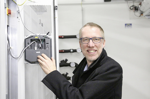 <p>
Bauphysiker Helmut Schöberl im Serverraum: Die Rechenzentrale fungiert zugleich als Heizzentrale,weil die Abwärme für die Wärmeversorgung des Gebäudes genutzt wird.
</p>

<p>
</p> - © Foto: Starmühler


