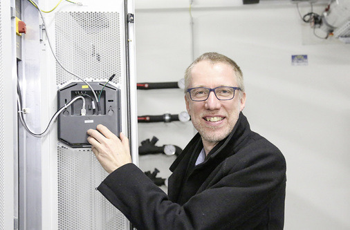 
Bauphysiker Helmut Schöberl im Serverraum: Die Rechenzentrale fungiert zugleich als Heizzentrale,weil die Abwärme für die Wärmeversorgung des Gebäudes genutzt wird.



