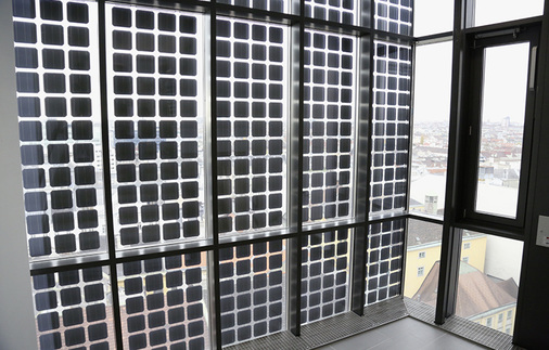 
Die semitransparente Photovoltaikfassade schützt das Treppenhaus vor zu viel Sonnenlicht,bietet aber dennoch reizvolle Aussichten.



