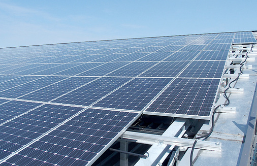 
Auf dem Dach des Bürogebäudes stromt ein Solargenerator mit 100 Kilowatt Leistung. Insgesamt wurdenknapp 2.200 Quadratmeter Solarfläche installiert.



