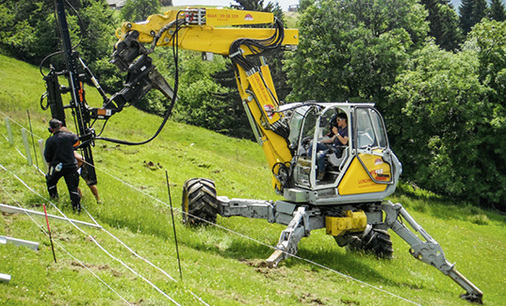 



Setzen der Rammpfähle am Berg. 
