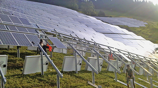 



Auflegen der Module auf die Unterkonstruktion.
