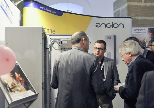 



Die Fachgespräche im Kloster Banz stehen im Zeichen aktueller technischer Entwicklungen. Seit zwei Jahrenspielen Stromspeicher für die Photovoltaik eine wichtige Rolle, hier am Stand von Varta Storage.
